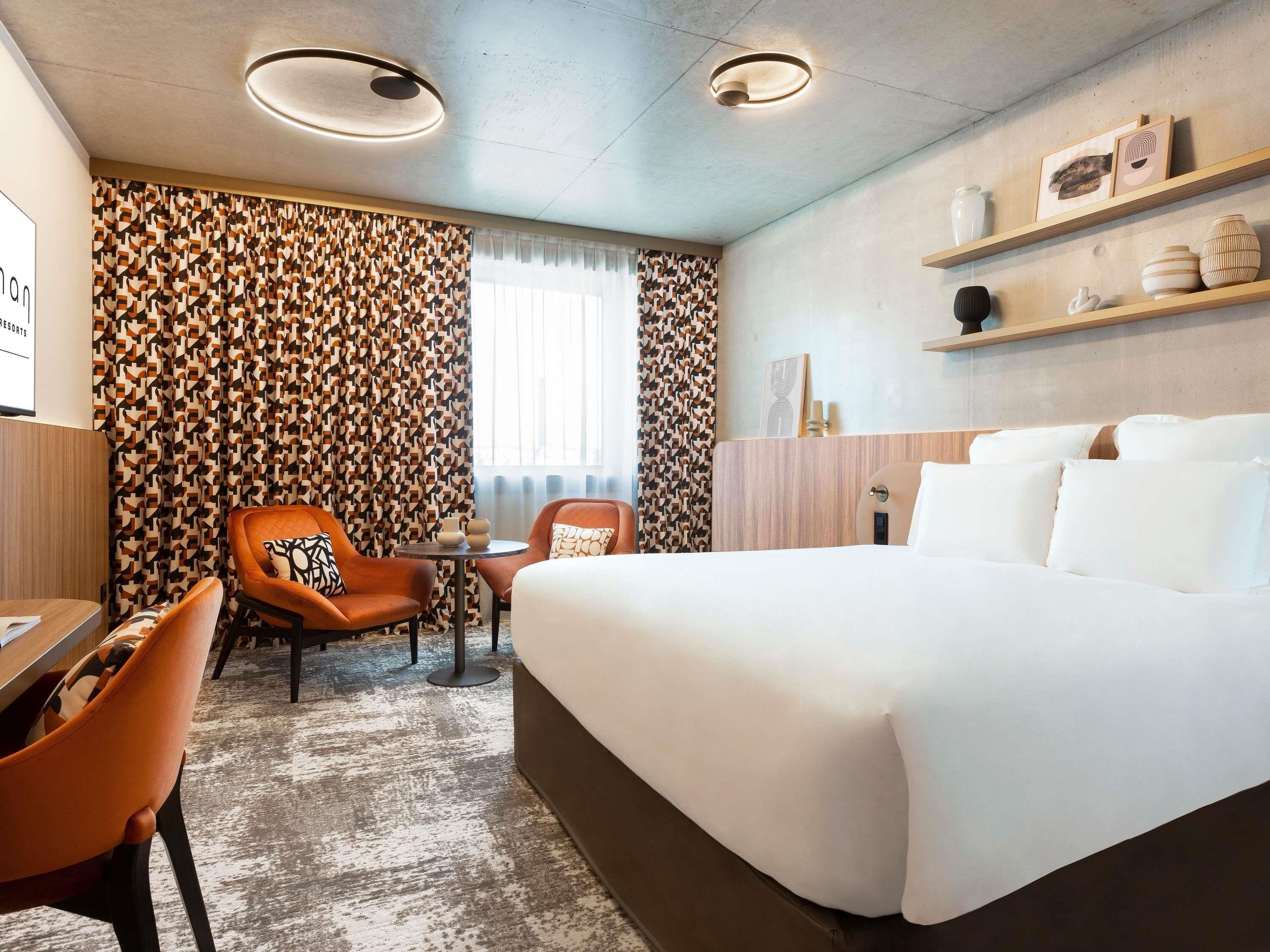 أغطية فراش متميزة وأسرّة بطبقة علوية مريحة وخزنة داخل الغرفة ومكتب