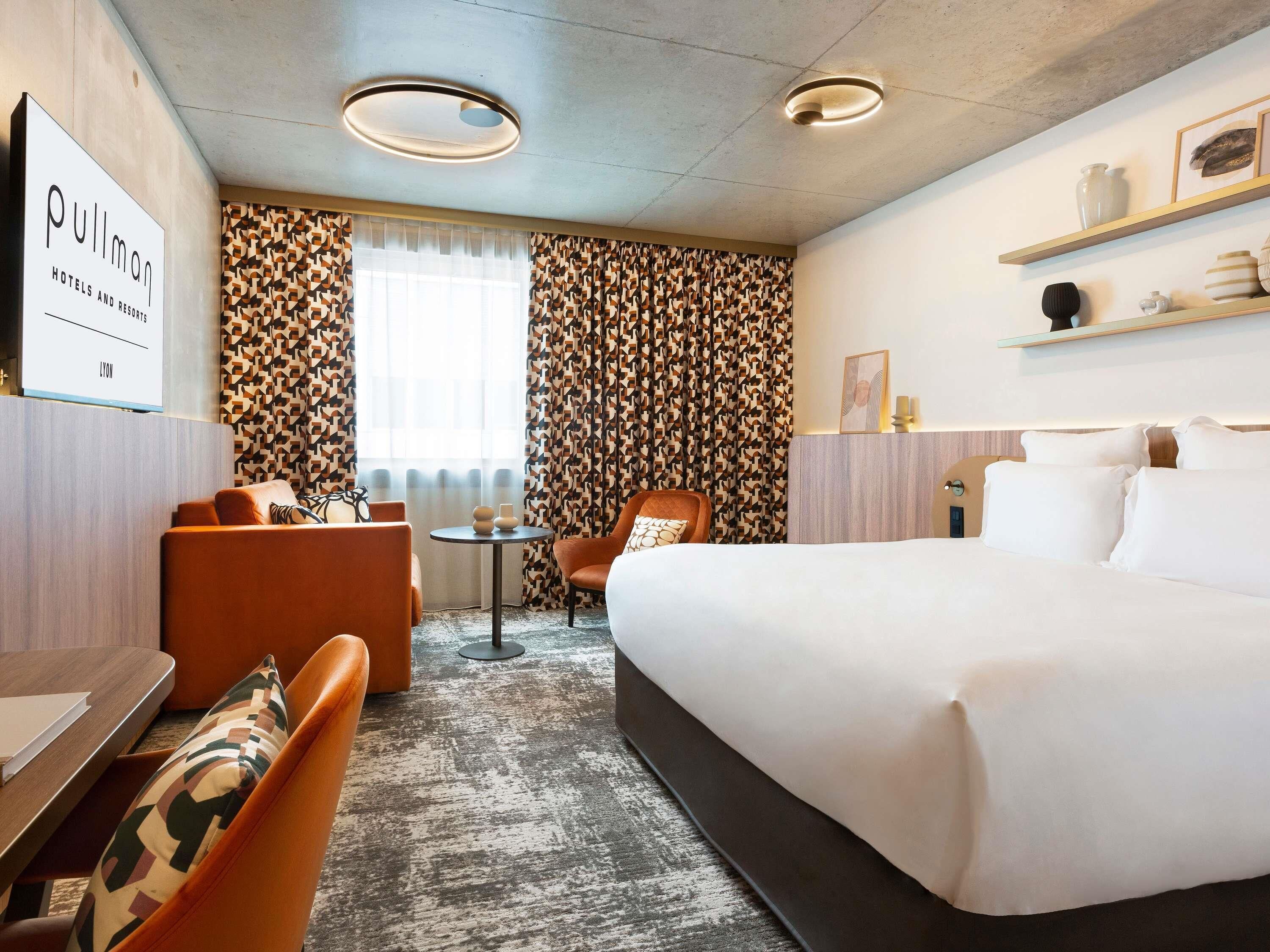 أغطية فراش متميزة وأسرّة بطبقة علوية مريحة وخزنة داخل الغرفة ومكتب