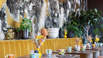 Café da manhã com buffet todos os dias mediante uma taxa