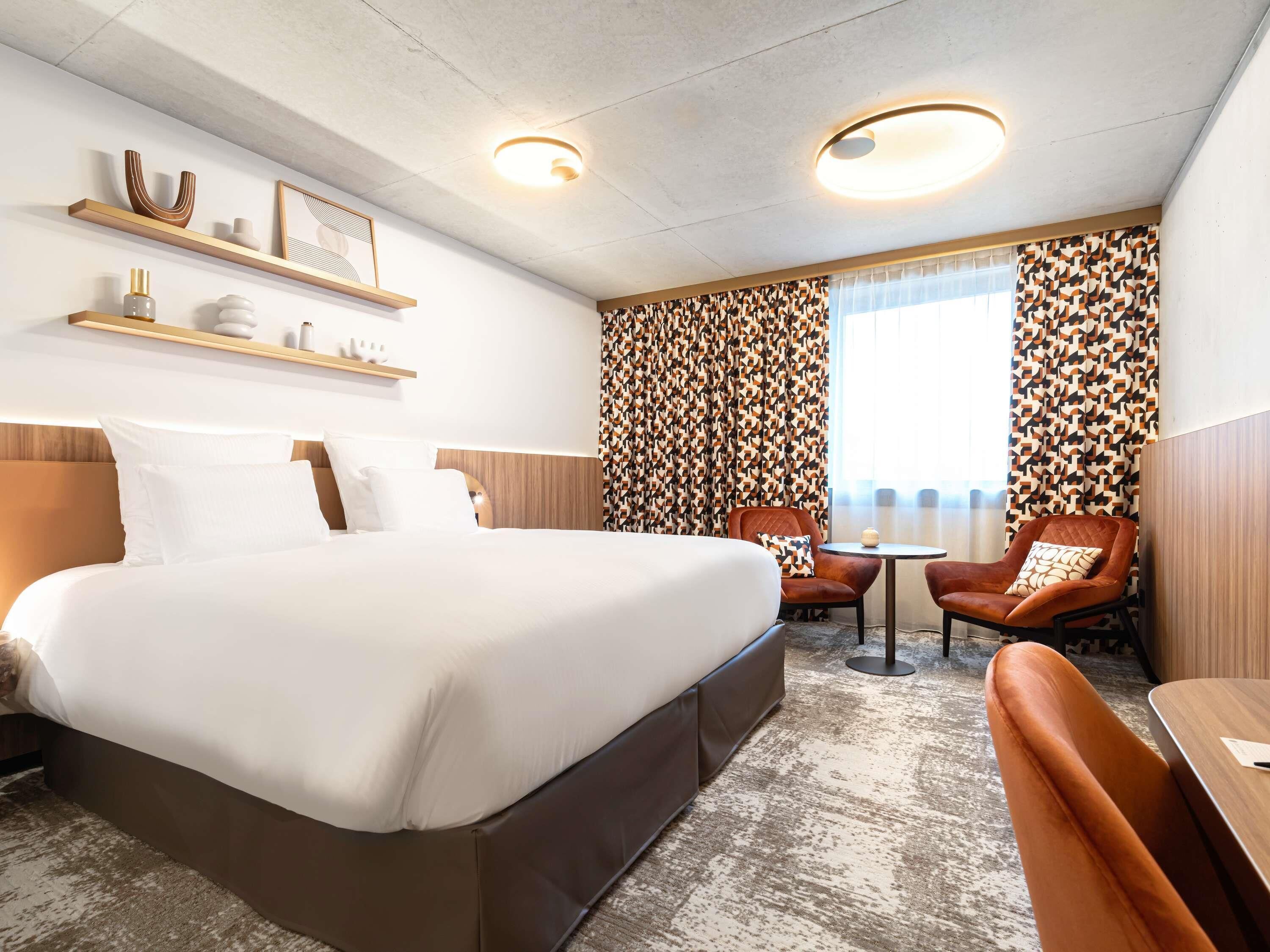 أغطية فراش متميزة وأسرّة بطبقة علوية مريحة وخزنة داخل الغرفة ومكتب