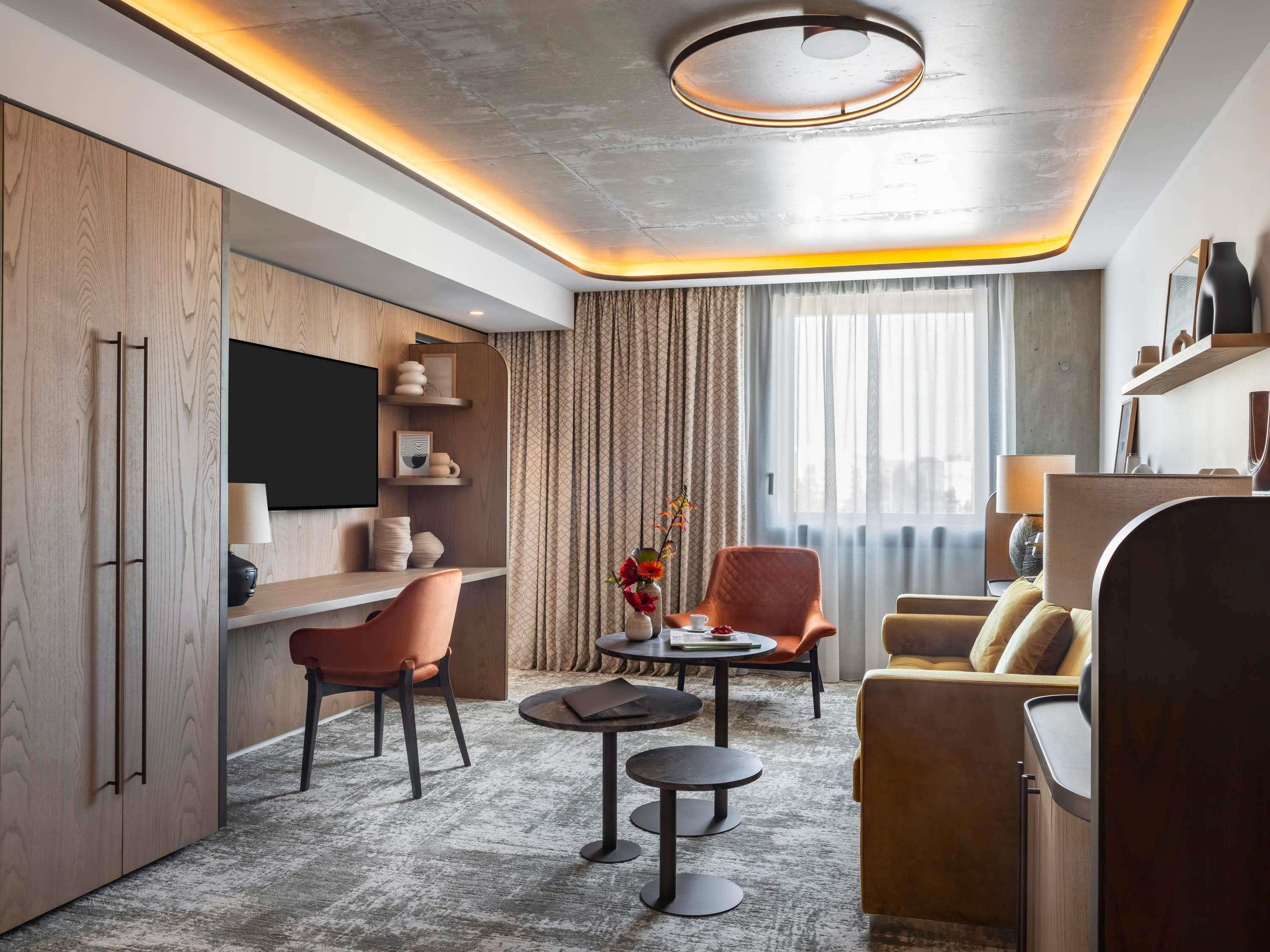 أغطية فراش متميزة وأسرّة بطبقة علوية مريحة وخزنة داخل الغرفة ومكتب