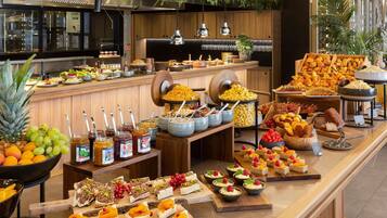 Café da manhã com buffet todos os dias mediante uma taxa