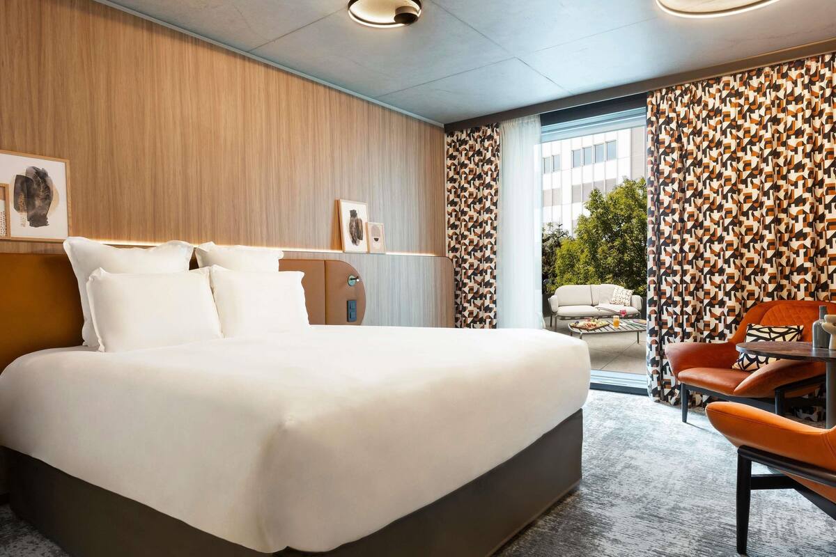 Deluxe kamer, 1 tweepersoonsbed, terras | Luxe beddengoed, pillowtop-bedden, een kluis op de kamer, een bureau