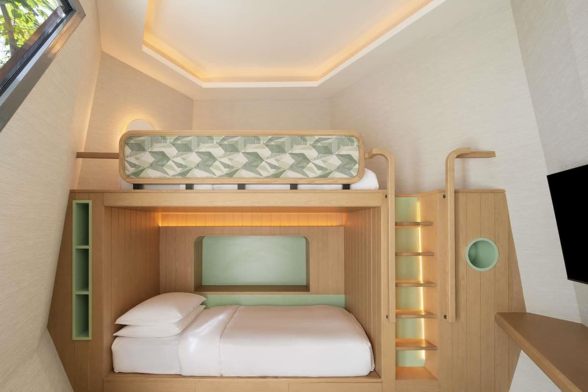 Family Beach Pool Villa with Capsule | Literie de qualité supérieure, matelas mémoire de forme, minibar