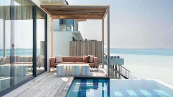 Kamer (Two Bedroom Ocean Water Pool Atelier) | Luxe beddengoed, bedden met traagschuimmatrassen, een minibar