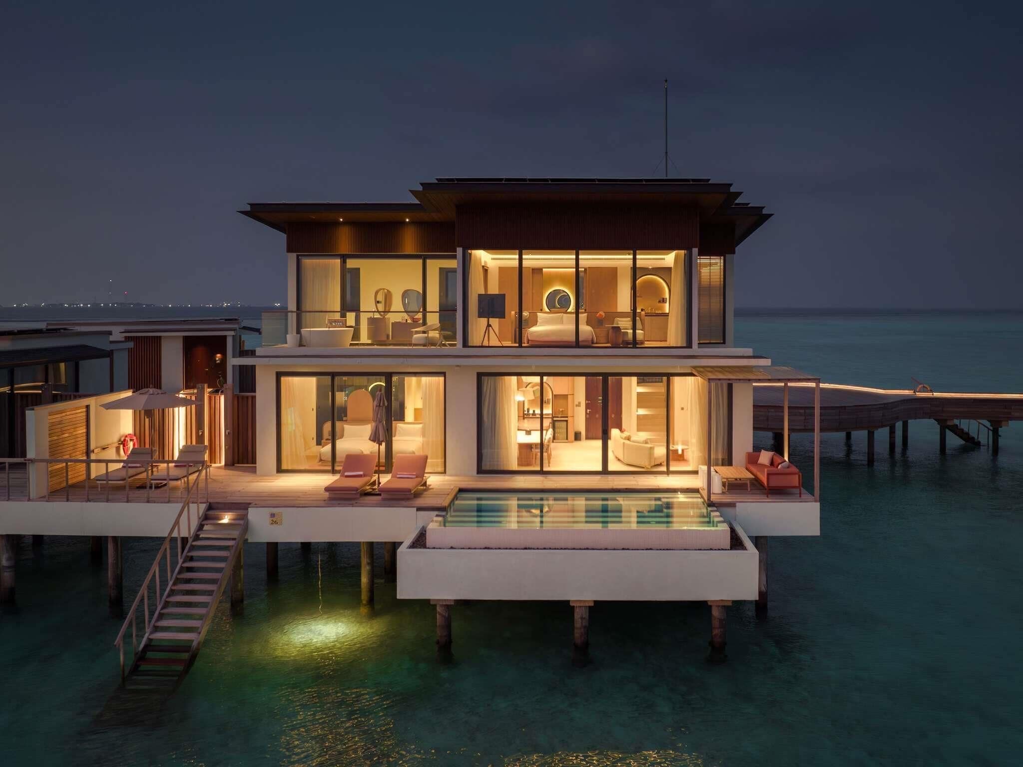 Chambre (Two Bedroom Ocean Water Pool Atelier) | Literie de qualité supérieure, matelas mémoire de forme, minibar