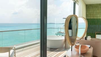 Rum (Two Bedroom Ocean Water Pool Atelier) | Sängtillbehör av högsta kvalitet, memory foam-madrasser och minibar