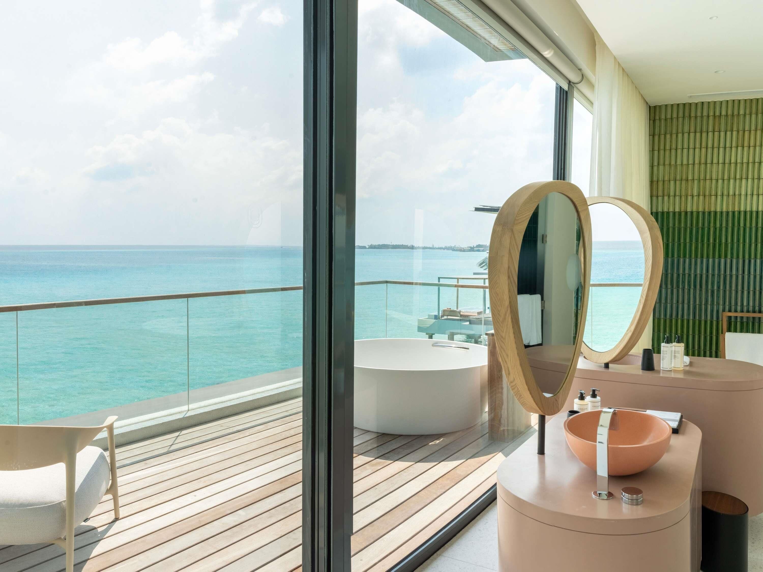 Habitación (Two Bedroom Ocean Water Pool Atelier) | Ropa de cama de alta calidad, camas con efecto memoria y minibar 