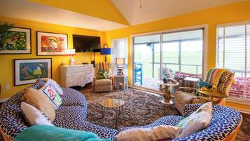 Leilighet, flere senger, terrasse, hageutsikt | Oppholdsområde | TV