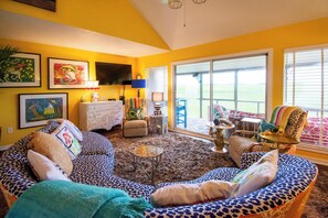 Apartment, Mehrere Betten, Terrasse, Gartenblick | Wohnbereich | Fernseher