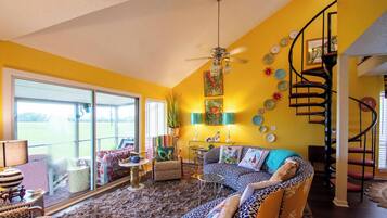 Leilighet, flere senger, terrasse, hageutsikt | Oppholdsområde | TV