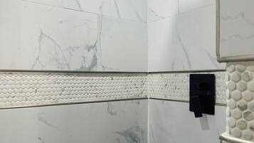 Bruser, hårtørrer, håndklæder, Sæbe