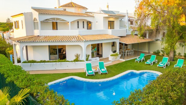 A two-story house with a swimming pool, outdoor seating, and a garden. - Villa with private pool in Vilamoura (Vilamoura)