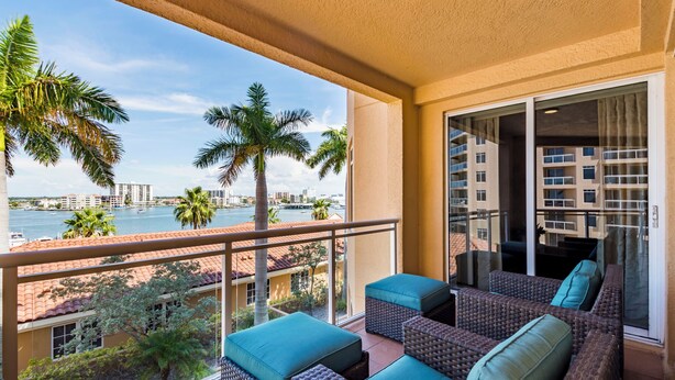 Ein Balkon mit Korbmöbeln und Blick auf den Yachthafen.