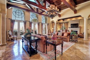 Smart TV, chimenea y estéreo 