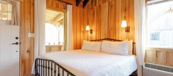 Peaceful Tiny Creekside Cabin Near RockIslandStatePark and CenterHillLake