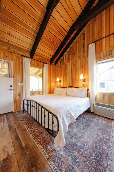 Peaceful Tiny Creekside Cabin Near RockIslandStatePark and CenterHillLake