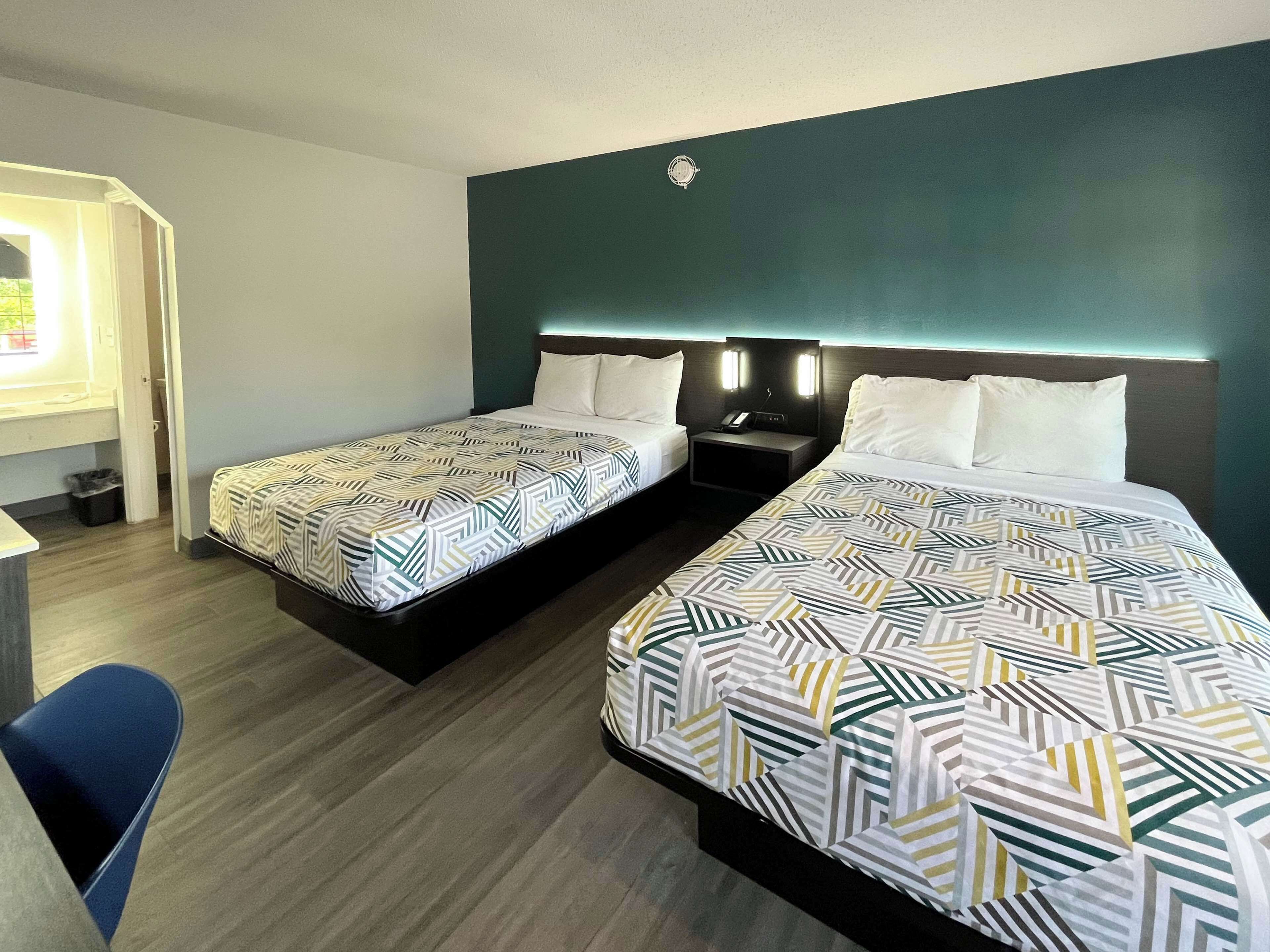 Standard-huone, 2 parisänkyä, tupakointi kielletty, jääkaappi ja mikroaaltouuni | Vuodevaatteet