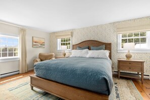 4 chambres, bureau, fer et planche à repasser, lit parapluie