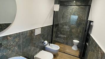 Haartrockner, Bidet, HandtĂŒcher, Seife
