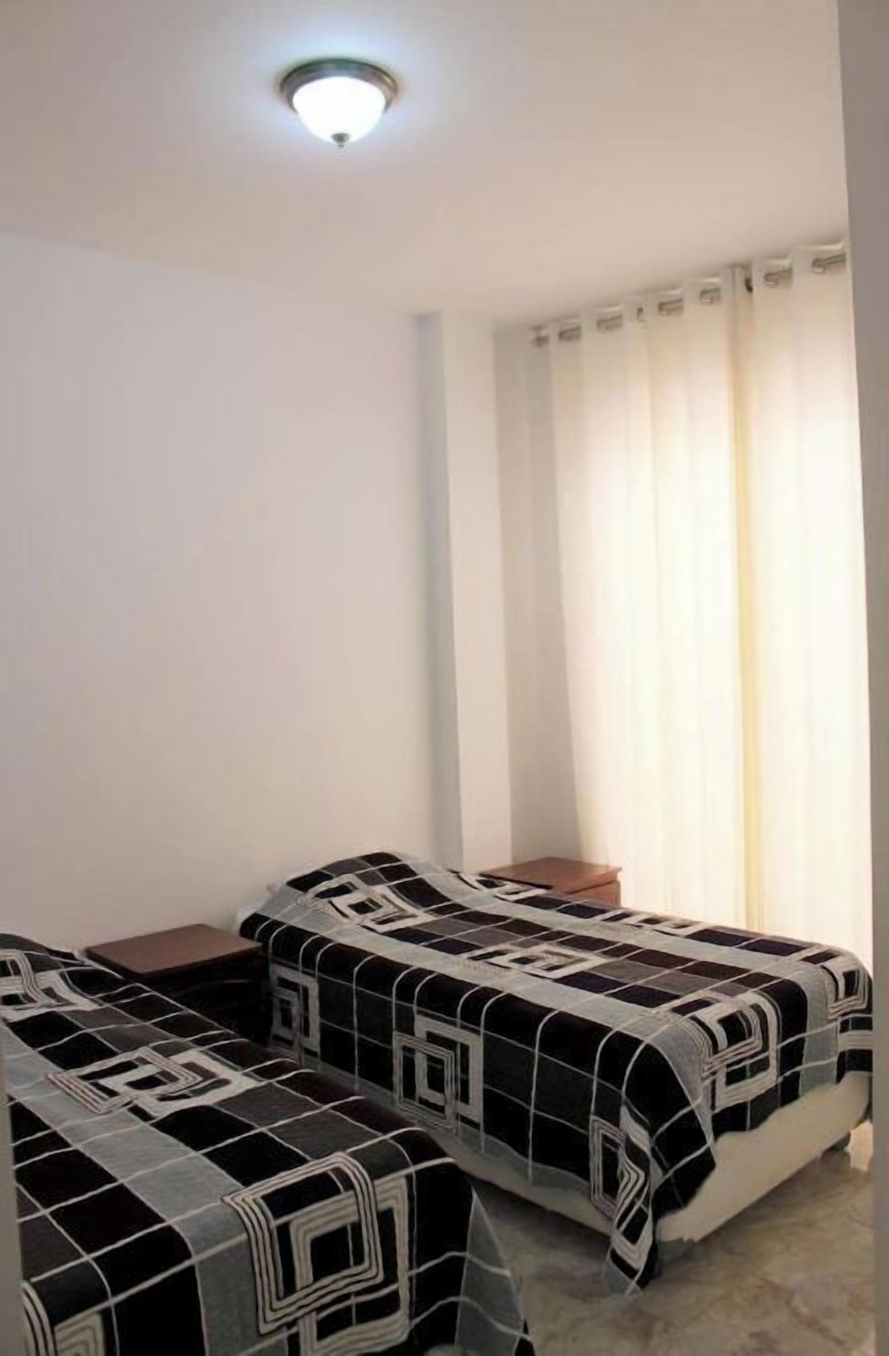 2 habitaciones, tabla de planchar con plancha, wifi y ropa de cama 