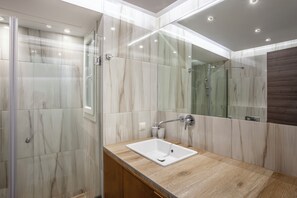 Dusche, umweltfreundliche Kosmetikartikel, Haartrockner, Handtücher