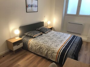 2 slaapkamers, een bureau, een strijkplank/strijkijzer, gratis wifi