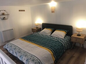 2 slaapkamers, een bureau, een strijkplank/strijkijzer, gratis wifi