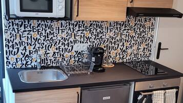 Een koelkast, een microgolfoven, een oven, een kookplaat