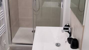 Sèche-cheveux, serviettes fournies, savon, papier toilette