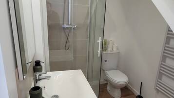 Douche, serviettes fournies, savon, papier toilette