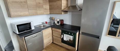 Refrigerador, microondas, horno y parrilla de estufa