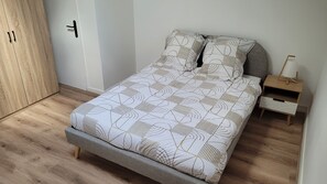 3 habitaciones, escritorio, tabla de planchar con plancha y wifi gratis 