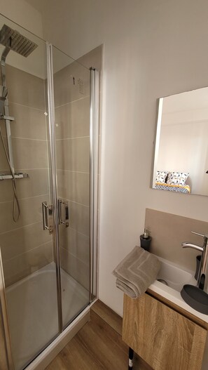 Dusche, HandtĂŒcher, Seife, Toilettenpapier