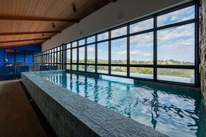 Innenpool, geöffnet von 10:00 Uhr bis 22:00 Uhr, Liegestühle
