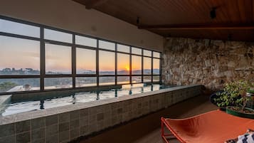 Piscina interna, funciona das 10h às 22h, espreguiçadeiras