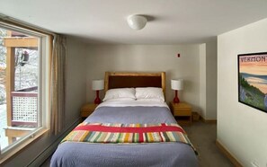 3 quartos, acesso à internet, roupa de cama