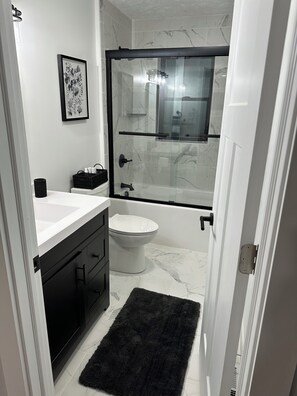 Dusche, Haartrockner, Handtücher, Seife