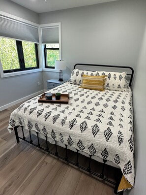 3 bedrooms, iron/ironing board, free WiFi, bed sheets - 🐎 2 Miles to Flintfields, Fenced Yard pet friendly, FREE Golf Cart (Williamsburg)