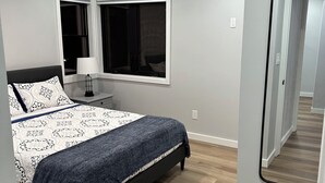 A bedroom with a bed, a nightstand, a lamp, a ceiling fan, and a window. - 🐎 2 Miles to Flintfields, Fenced Yard pet friendly, FREE RENTAL Golf Cart (Williamsburg)