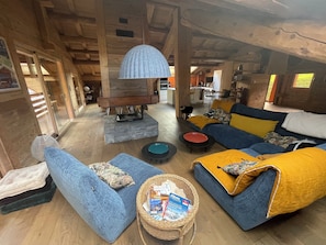 TV connectée, cheminée, livres, chaîne hi-fi