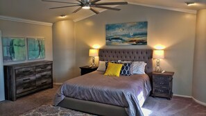 5 soverom, skrivebord, strykejern/-brett og reiseseng for barn