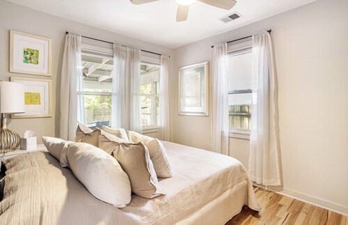 Charming Park Circle Bungalow with Screened Porch