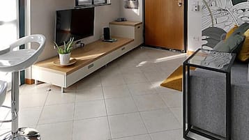 Smart TV, caminetto, impianto stereo