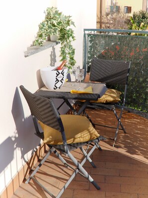 Outdoor dining - Mediolanum Forum Area South Milan - Free Wi-Fi & Parking (Buccinasco)