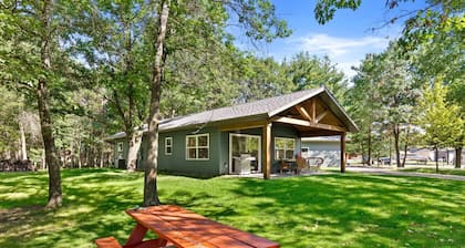 LAKE CAMELOT BRAND NEW HOME WITH PONTOON RENTAL, MINUTES FROM SAND VALLEY