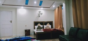 Deluxe szoba kétszemélyes ággyal | Vasaló/vasalódeszka és ingyenes wifi