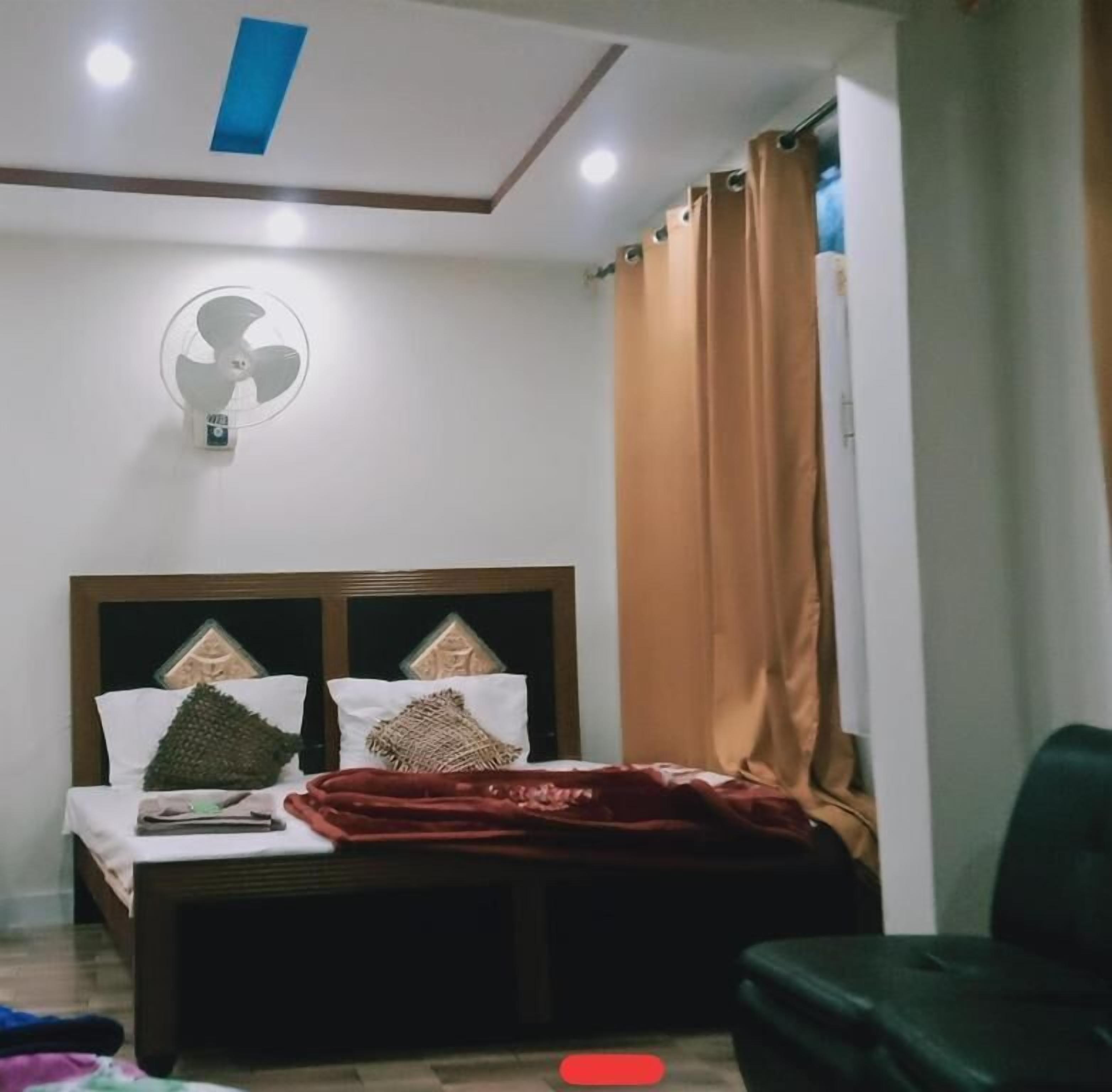 Deluxe Double Room | Iron/ironing board, free WiFi