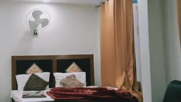 Deluxe Double Room | Iron/ironing board, free WiFi