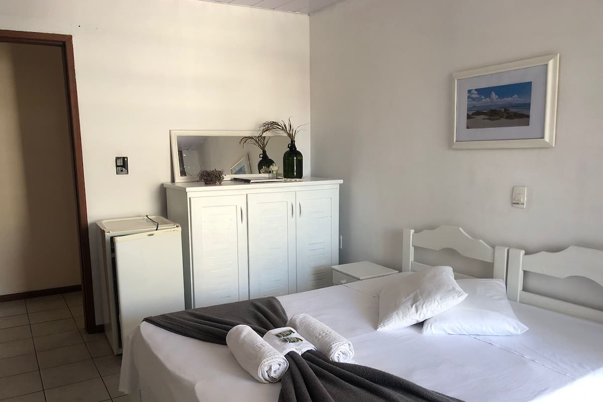 Caja de seguridad en la habitación, wifi gratis y ropa de cama